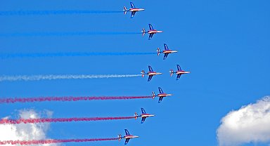 Fransa'da gösteri uçakları havada çarpıştı