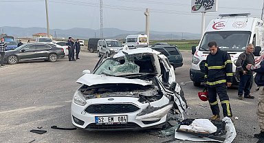 Gaziantep'te otomobil ile iş makinesi çarpıştı: 1 ölü, 4 yaralı