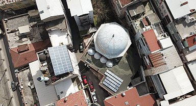 Güneş panelleri ile kendi elektriği üretilen caminin fazla enerjisi satılıyor