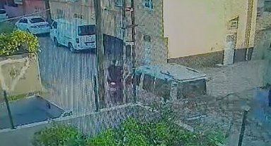 Hafif ticari araç ile motosikletin çarpıştığı kaza kamerada; 2 yaralı