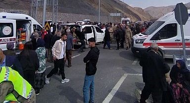 Hakkari'de iki aracın çarpıştığı kazada 8 kişi yaralandı