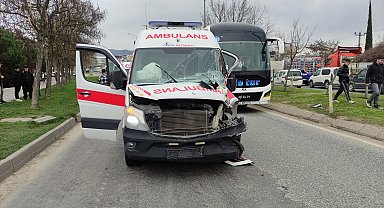 Hasta taşıyan ambulans, hafriyat kamyonuna çarptı; 2 yaralı