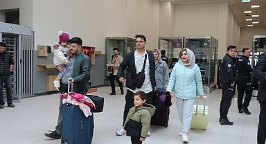 İranlı turistlere gümrük kapısında çiçekli karşılama