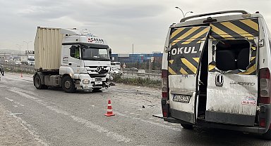 İşçi servis minibüsü ile TIR kafa kafaya çarpıştı: 8 yaralı