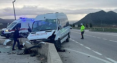 İşçileri taşıyan minibüs, beton bariyere çarptı; 21 yaralı
