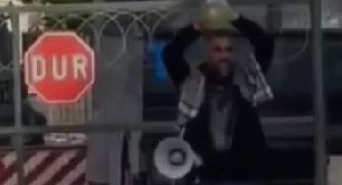 İsrail'i protesto için ABD konsolosluğu önünde kendisini yakmaya çalıştı