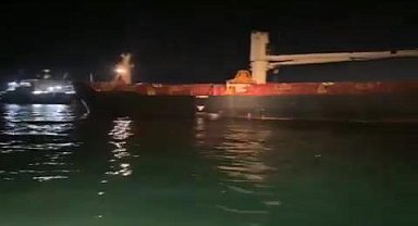 İstanbul- Ahırkapı'da yük gemisi karaya oturdu-1