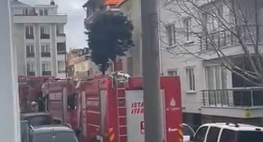 İstanbul - Avcılar'da 3 katlı binanın çatı katında yangın