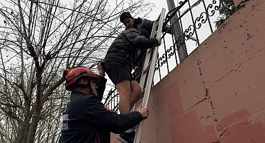 İstanbul- Avcılar'da okul bahçesine kaçan topu almaya gittiler; okul kapanınca mahsur kaldılar