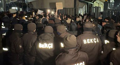 İstanbul-Avcılar'daki kız yurdunda yaşanan 'mutfak görevlisi' olayının ardından öğrenciler, yönetimi protesto etti