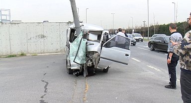 İstanbul- Bakırköy'de panelvan çarptığı aydınlatma direğini yerinden söküp metrelerce sürükledi