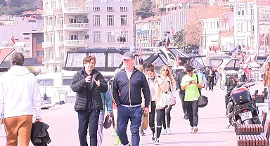 İstanbul - Bayramda güneşli havayı fırsat bilenler Caddebostan ve Bebek Sahili'ne akın etti
