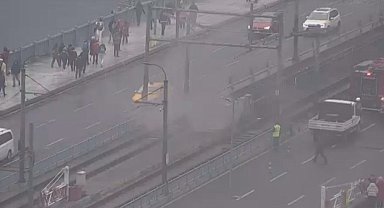 İstanbul - Galata Köprüsü üzerindeki elektrik kutularında yangın çıktı, tramvay seferleri durdu