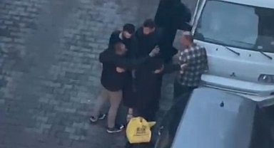 İstanbul - Kağıthane'de park yeri kavgası kamerada; araçtan inip tekme tokat saldırdı
