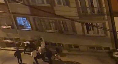 İstanbul - Kağıthane'de sokakta kadına şiddet; mahalleliden 'Vur hak etti' sözleriyle destek