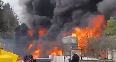 İstanbul - Pendik'te inşaat malzemesi deposunda çıkan yangında 4 katlı binada hasar oluştu