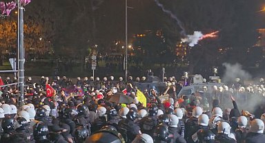 İstanbul - Saraçhane'de izinsiz gösteriye polis müdahalesi Ek görüntü
