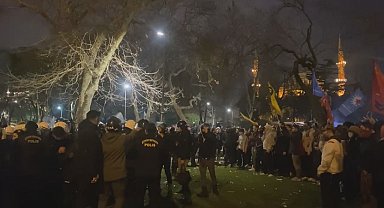 İstanbul - Saraçhane'deki kalabalık içerisinde taşkınlık çıkaranlara polis müdahalesi