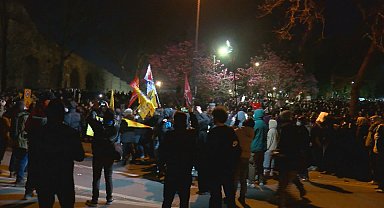 İstanbul - Saraçhane'deki kalabalık içerisinde taşkınlık çıkaranlara polis müdahalesi