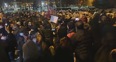 İstanbul - Saraçhane'den dağılan kalabalık içerisinde taşkınlık çıkaranlara polis müdahalesi