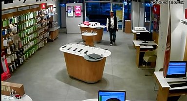 İstanbul - Sultangazi'de dükkandaki stantta duran telefonu çaldı, o anlar kamerada