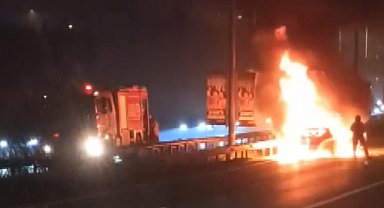 İstanbul - Üsküdar'da otomobil alev alev yandı; otoyolda trafik oluştu