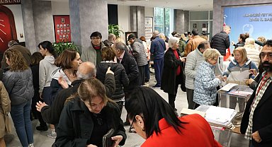 İzmir'de CHP'liler, cumhurbaşkanı adayını belirlemek için oy kullanılıyor