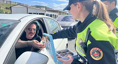 İzmir'de denetimlerde sürücülere kolonya ve çikolata ikramı
