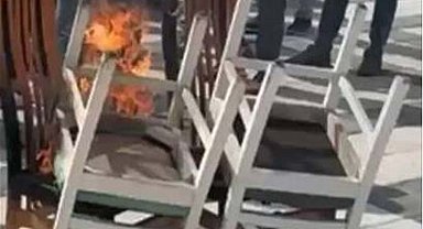 İzmir'de esnaf protestosu; masa ve sandalyeleri ateşe verdiler