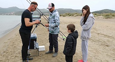 İzmir'de gönüllülerden kötü alışkanlıklara karşı balıkçılık eğitimi