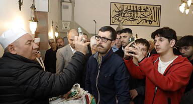 Kadir Gecesi'nde tarihi camide Sakal-ı Şerif'i ziyaret ettiler