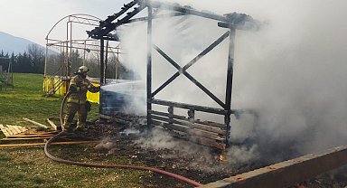 Kafenin çocuk oyun alanında çıkan yangın söndürüldü