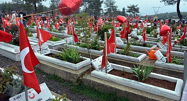 Kahramanmaraş'ta, deprem mezarlığında hüzünlü bayram