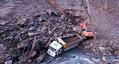 Kamyon ve iş makinesi heyelan altında kaldı; 1 yaralı