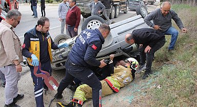 Kamyona çarpmamak için sürücüsünün manevra yaptığı otomobil takla attı: 2 yaralı