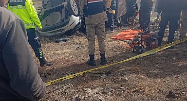 Kars'ta 2 otomobil çarpıştı; 1 ölü, 1'i bebek 6 yaralı