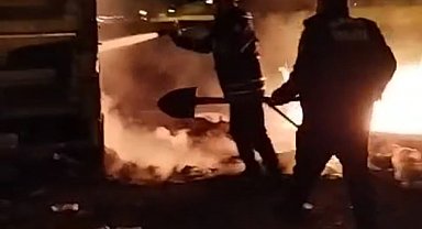 Kars'ta, kasasında geri dönüşüm malzemesi bulunan kamyonet yandı