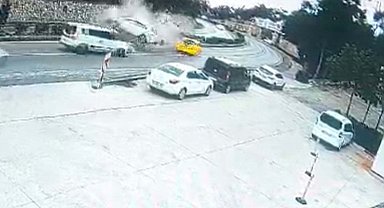 Karşı yöne geçen otomobil, taksi ve kamyonete çarptı: 2 yaralı