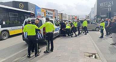 Kask takmadığı için ceza yazmak isteyen polise zor anlar yaşattı