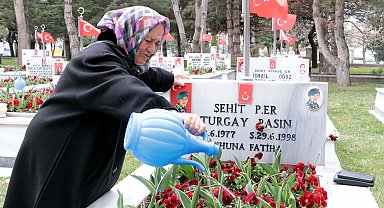 Kayseri'de bayram arifesinde şehitlik ziyareti