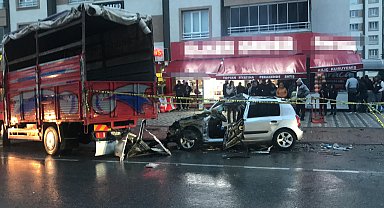 Kayseri'de, kamyona çarpan otomobildeki karı- kocayı ölüm ayırdı