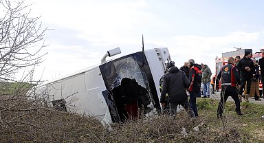 Keşan'da öğrenci servis midibüsü şarampole devrildi: 27 yaralı