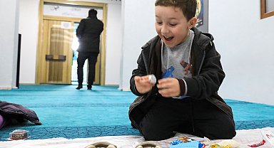 Kızılay gönüllüleri, camideki çocukların ayakkabılarına hediyeler bıraktı