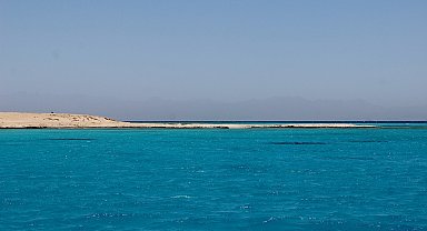 Kızıldeniz'de 44 turist taşıyan denizaltı battı