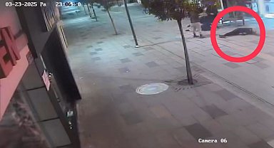 Köpeklerden kaçarken kaza yaptı; motosiklet sürücüsü ile yaya yaralandı