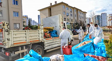 Kötü koku yayılan evden bir kamyon çöp çıktı