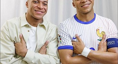 Kylian Mbappe, balmumu heykelini inceledi