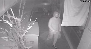 Lokantanın önünde asılı olan Türk bayrağını kopardı; o anlar kamerada