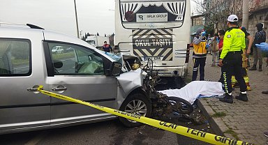 Manisa'da hafif ticari araç ile motosikletin çarpışması kamerada: 1 ölü, 1 yaralı