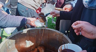Manisa'da karma töreninde mesir macunu kuyruğu